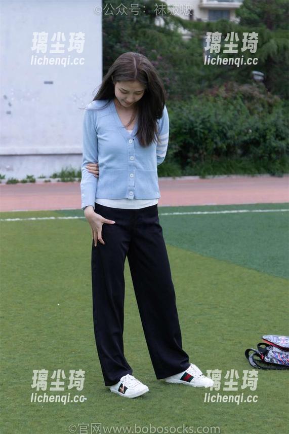 BoBoSocks袜啵啵 - 遇见稚予和她的光滑裸足，高清壁纸将这种惬意完美呈现。