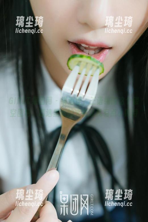 GIRLT果团网-王语纯 GIRLT果团网 - 讲道理,王语纯的这个镂空图包,精选里藏的火花让我有点小期待。