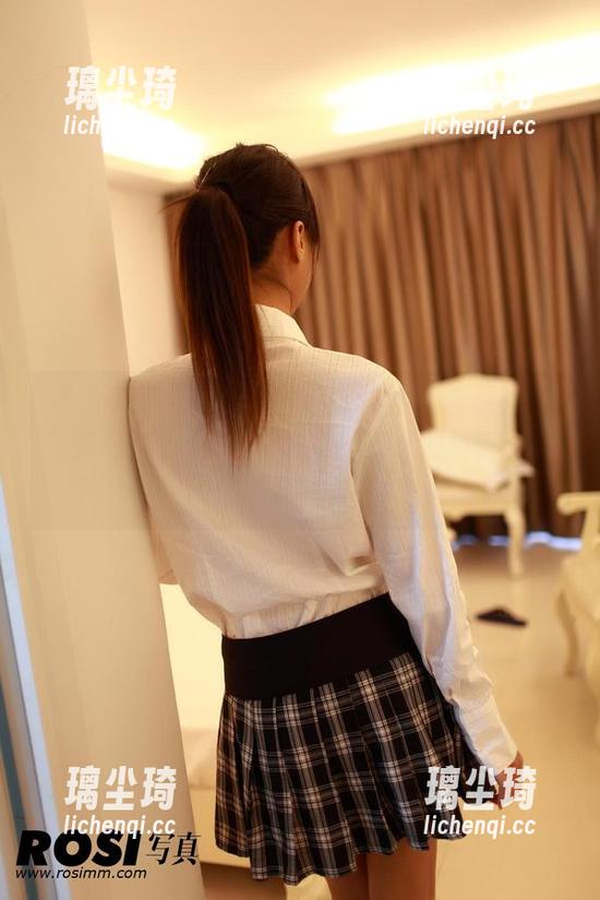 ROSI 每天都想穿礼服吗?ROSI礼服合集来帮你实现!下载吧,试试在家吃泡面时的优雅。