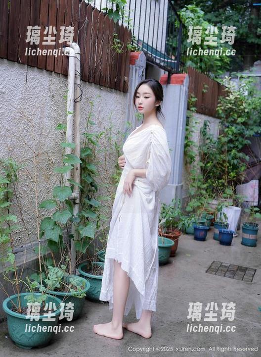 Xiuren秀人网-z杯悠悠 Xiuren秀人网 - 动手能力不行?z杯悠悠的礼服写真帮你直接穿到美女场上,下载快来!