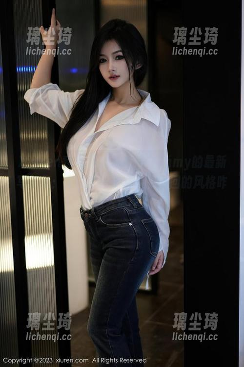 Xiuren秀人网-小蛮妖Yummy Xiuren秀人网 - 小蛮妖Yummy的最新写真集:穿上了不少套装,这回的风格咋这么迷呀?