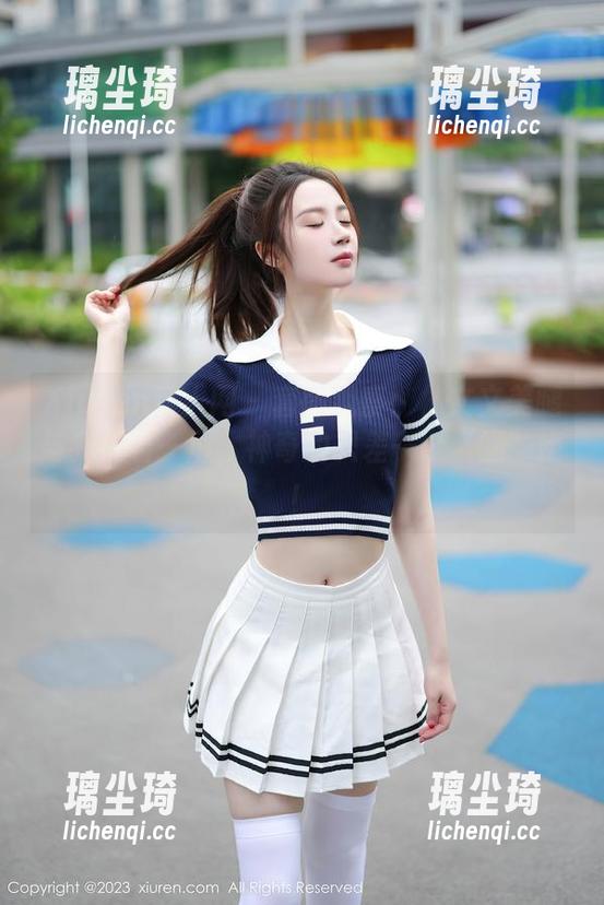 Xiuren秀人网 - 套图观察：林文文美腿与我隔着一屏，神奇的只差一个“腿”距！