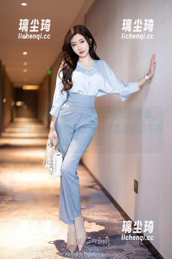 Xiuren秀人网-糯美子Mini Xiuren秀人网 - 又到了期待的新更新,糯美子Mini在死库水中的姿态就像是在指引我去‘游泳’。