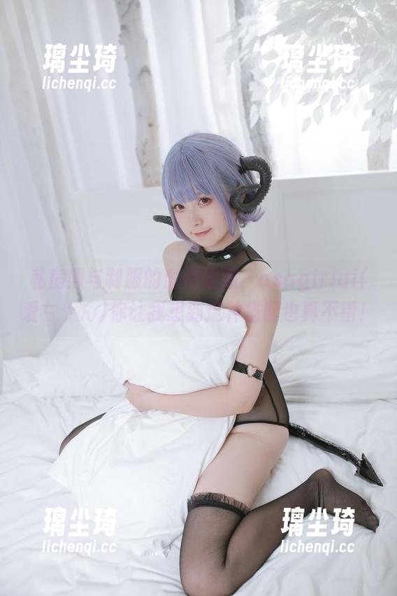 私房照与制服的激情碰撞，asagiriai(爱ちゃん)你让我想到这种搭配也真不错！