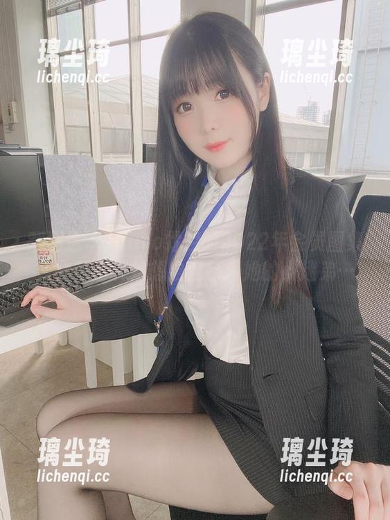 shimo霜月 翻到这本shimo霜月的2022年会员图集,我甚至开始想象自己是她的小迷弟…