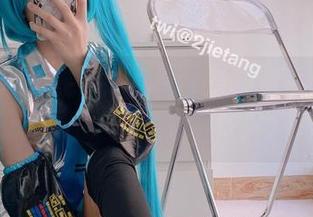 翻看二阶堂宅绘子的圣诞写真，与其说是图册，不如说是情怀