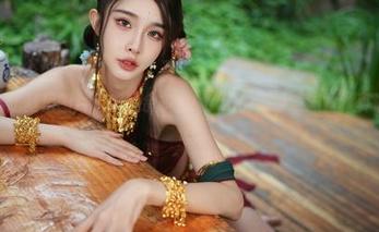 啧啧，这比基尼图片，都是余多多Dudu的不经意流露，真让人着迷。