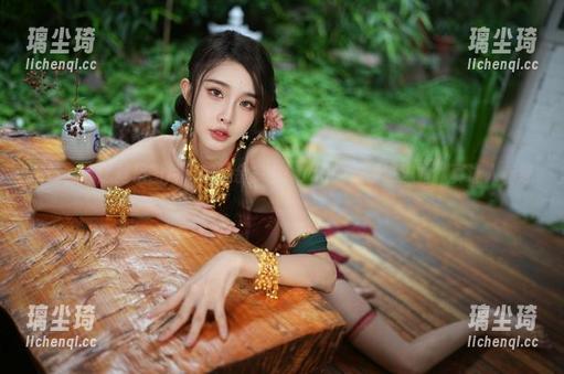 余多多Dudu 啧啧,这比基尼图片,都是余多多Dudu的不经意流露,真让人着迷。