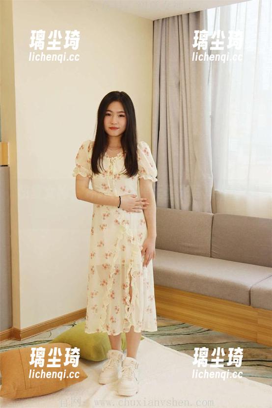 初夏女神-环环 初夏女神 - 环环:一幅无圣光写真中的热辣港味