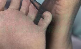 南国足艺 – 琳琳的高清美脚照片，挑鞋就像挑理想对象一样挑剔了。