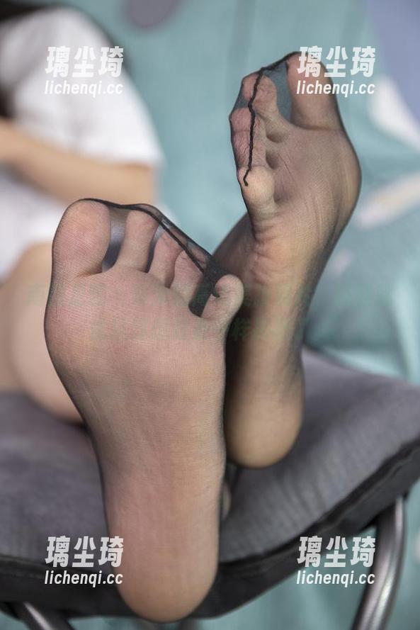 南国足艺-琳琳 南国足艺 - 琳琳的高清美脚照片,挑鞋就像挑理想对象一样挑剔了。