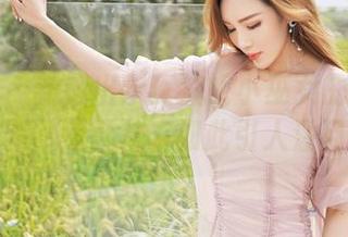 嗲囡囡 – 新鲜出炉！流氓小巫女的旅拍套图，身影从未如此引人注目