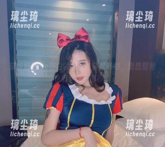 奈汐酱Nice在白衬衫里的轻松私拍，没想到她也有这么一面嘛。