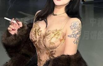 微密圈 – 图集中的小u优优子，中秋女仆角色PLAY，分分钟让人忘记月饼的存在。