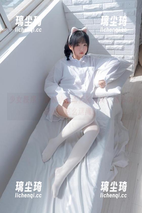 少女秩序 - 说说小鱼最新的写真，秘书也能拍得这么迷离？