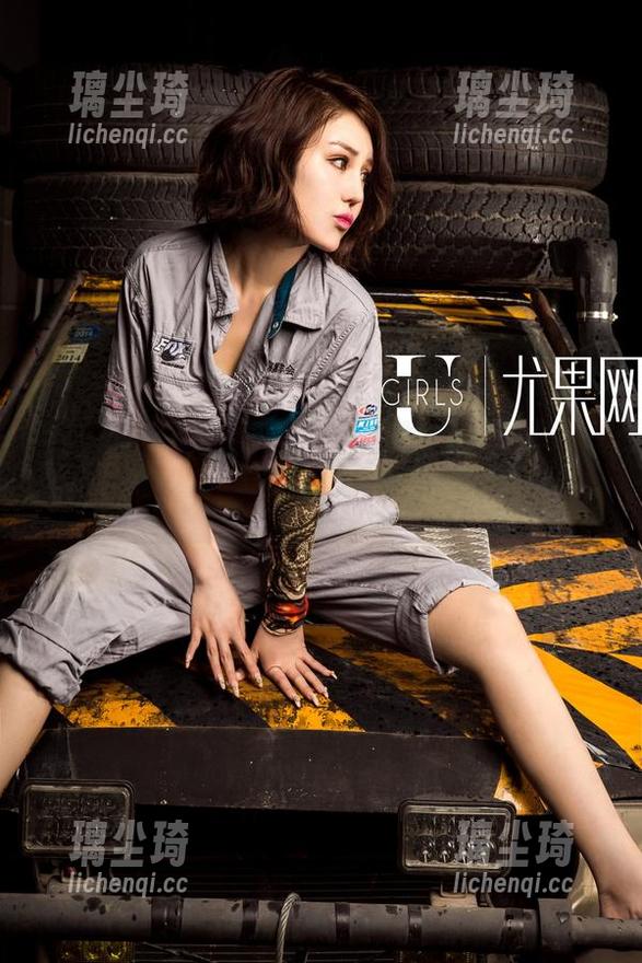 尤果网-芊小童 尤果网 - 芊小童的泳池派对:泳池里遇上了原图的优雅滑稽人生,你敢信?