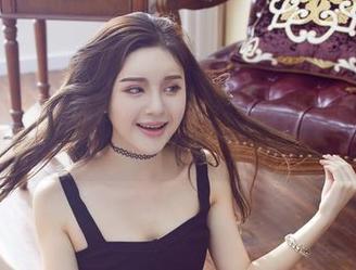 尤物馆 – 图片中的小尤奈：白衬衫，不分享怎么对得起自己呢？