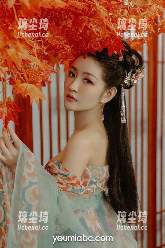 尤蜜荟 - 娜依灵儿油亮私房，原图里藏着你未曾猜到的美