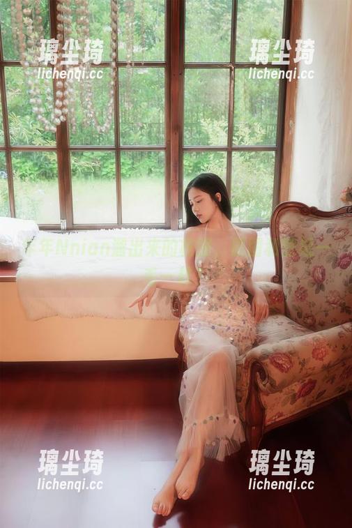 年年Nnian 年年Nnian溜出来的校服,原图和壁纸一毛一样?