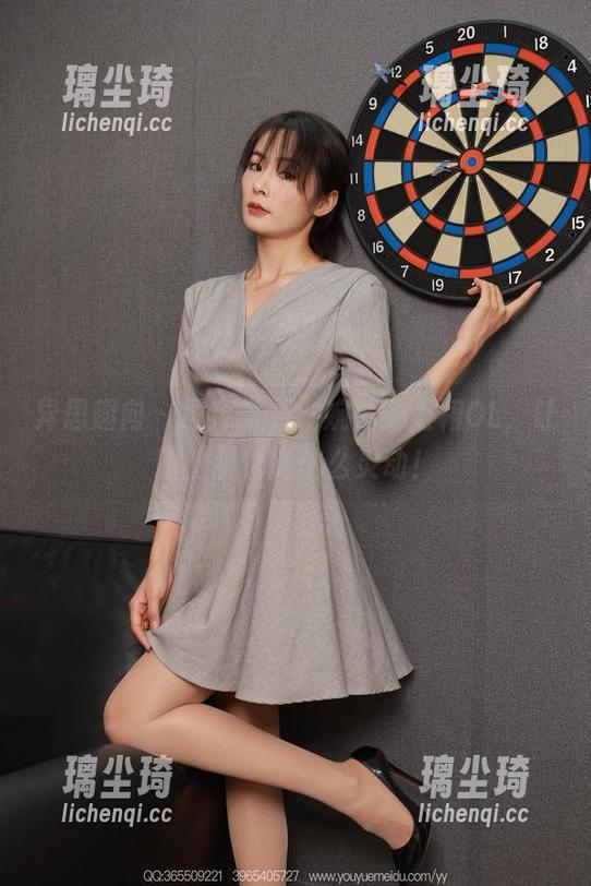 异思趣向-婉萍 异思趣向 - 图库赏析:婉萍的蓝裙OL,让职业装也能这么灵动!