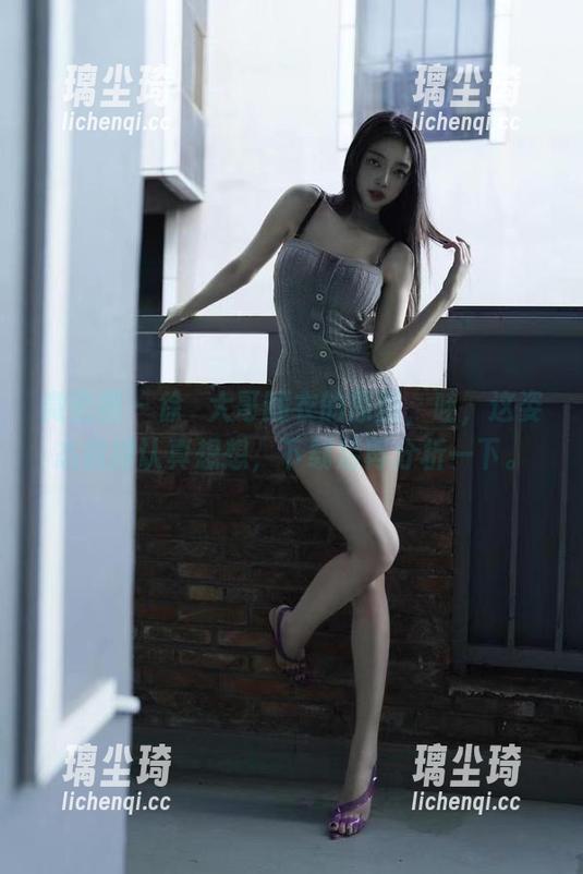 微密圈 - 徐珺大哥睡衣的原图，哇，这姿态我得认真想想，下载后再分析一下。