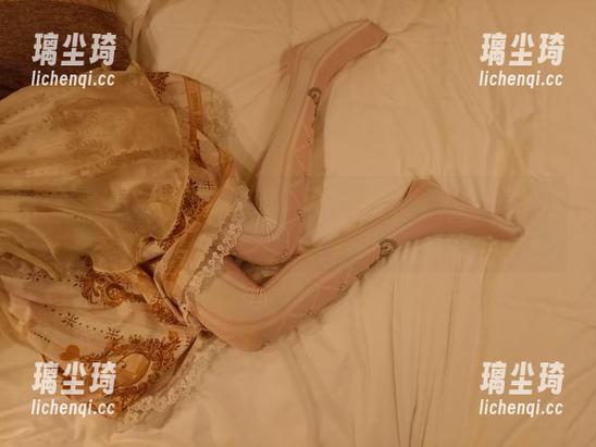 想要个公主抱 一组“想要个公主抱”的白裙Coser照片,超出你的想象力!