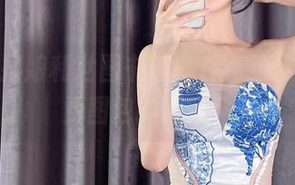 搞怪的抖娘利世图书馆事件，给你带来免费图包的鞭策！