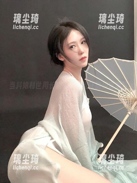 抖娘利世 当抖娘利世用长腿来撩,谁还能淡定看写真?