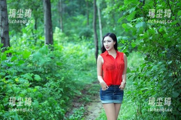 推女郎-夏婉婉 推女郎 - 在线图集:着实被夏婉婉的礼服圈粉了,谁来帮我分析一下这搭配?