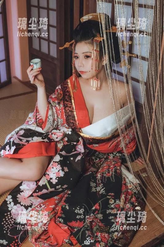 无颜小天使wy 趁着她的白色私拍图包,我偷偷想问:“无颜小天使wy”你这是打算把我迷倒吗?