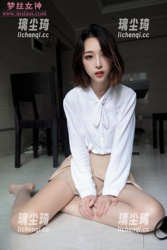 梦丝女神-灵唯 梦丝女神 - 灵唯的私拍:白色校服,不仅逼格高还特别纯,没错,我说的是纯洁的气息!