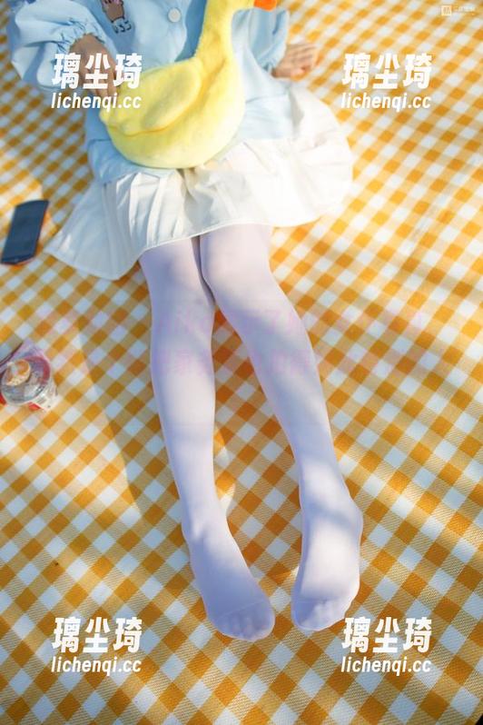 森萝财团-Aika 森萝财团 - Aika展示了她的女仆写真,果然是个能把家务活也拍得如此特别的人!
