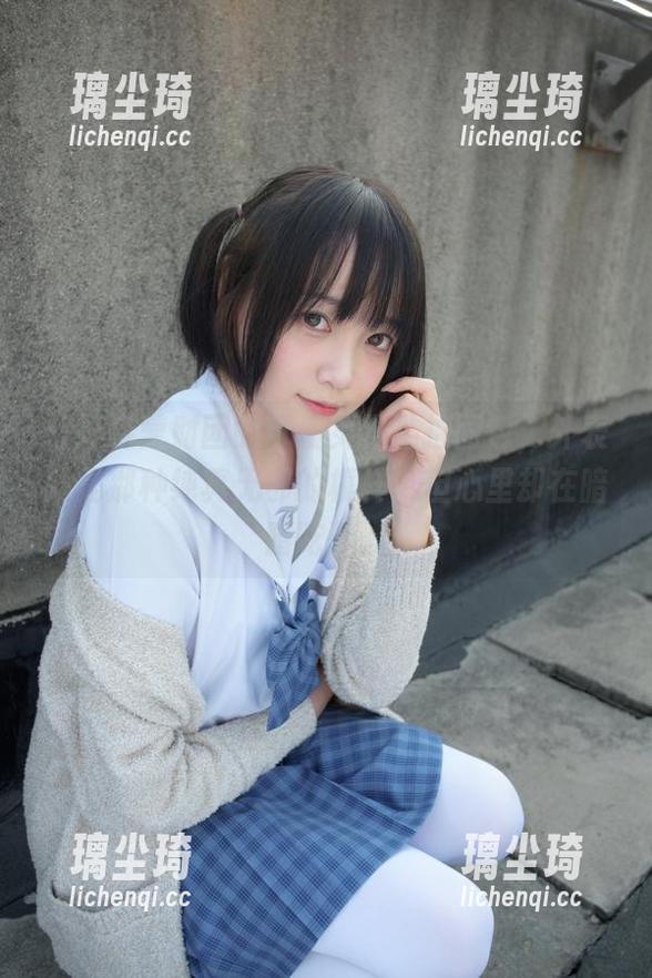 森萝财团 打开森萝财团的可爱女仆私拍图包,外表就是那种纯真无邪的模样,但心里却在暗暗吃醋。