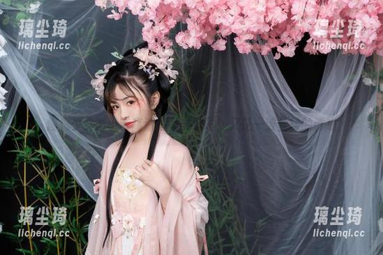 爆机少女喵小吉 爆机少女喵小吉高清写真:好吧,又是一波丝袜的诱惑