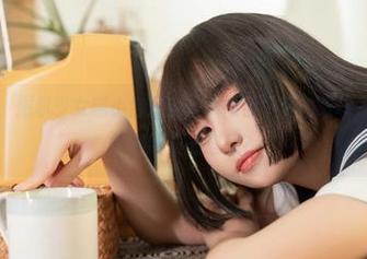 美图直播中，爆机少女喵小吉的灰丝瞬间击中我的眼球，背后是不是藏着导演的心思？