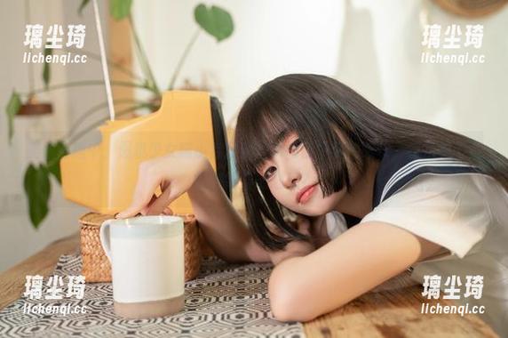 爆机少女喵小吉 美图直播中,爆机少女喵小吉的灰丝瞬间击中我的眼球,背后是不是藏着导演的心思?