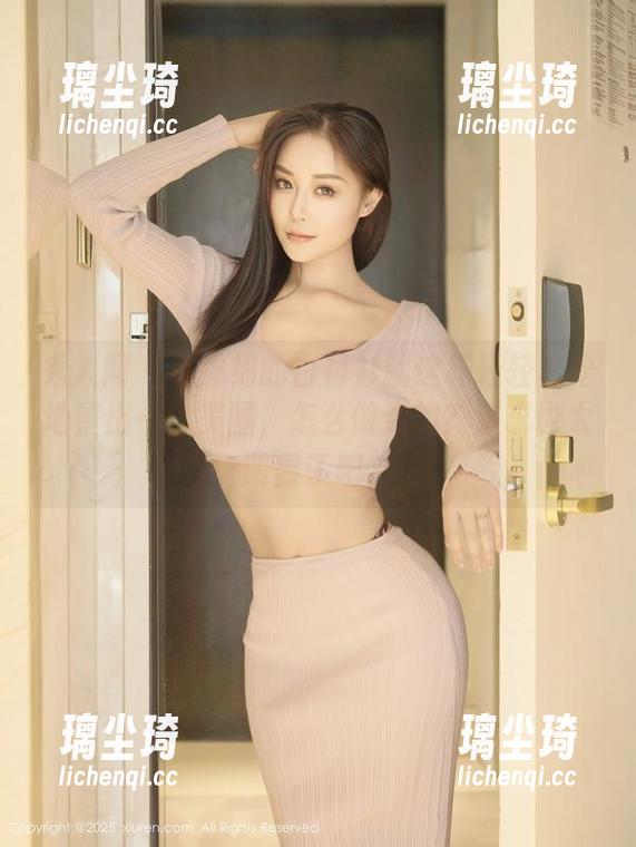 秀人网-小绵绵 秀人网 - 小绵绵的白衬衫就这样轻轻松松地整出一套美图,怎么做到的?这求也太明显了吧。