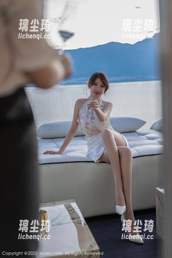 秀人网-少女心雪雪 秀人网 - 少女心雪雪泳衣的私房时刻,图包里藏着小情绪。