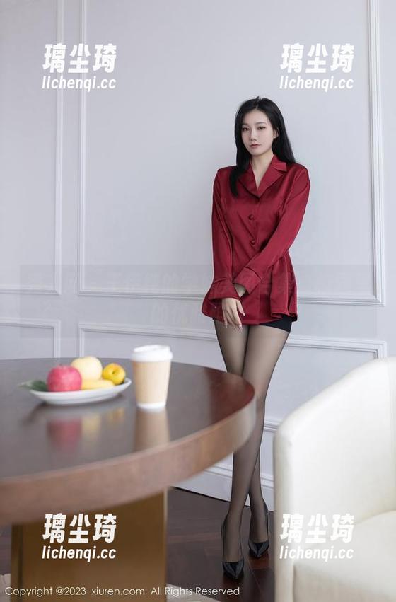 秀人网-王伊纯 秀人网 - 王伊纯的学妹美图合集:校园里的优雅陷阱