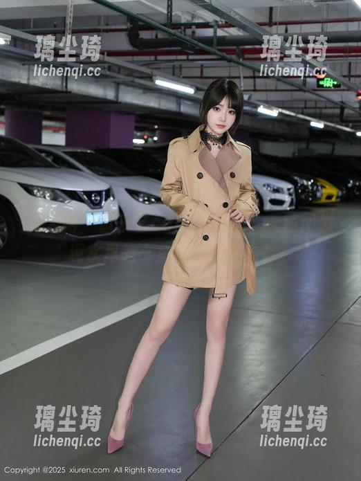 秀人网-童千艺cara 秀人网 - 童千艺cara的海边,无意间发现水里的小鱼也在盯着她看。