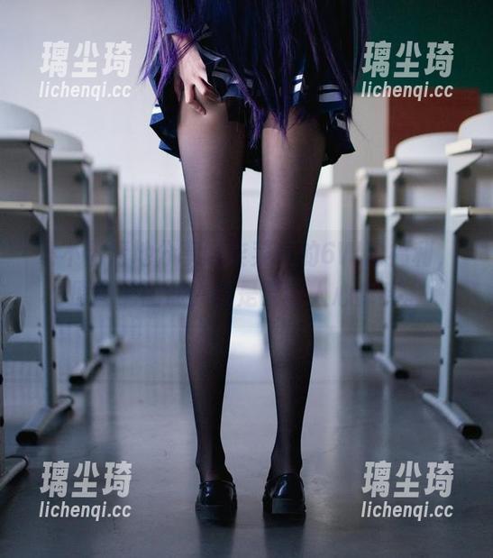 翎柒菜菜 毫不留情地分享翎柒菜菜的6W粉福利,原图配图册,就是要让人心痒痒。