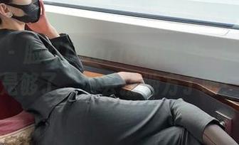 微密圈 – 脸红Dearie的私拍：这皮衣真是够了，太会挑地方了吧！