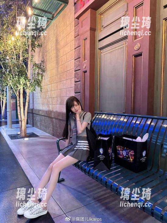 腐团儿Ikaros 樱岛麻衣在腐团儿Ikaros的私拍图集中撒娇,可能是春天的风吹动了我的脑袋?