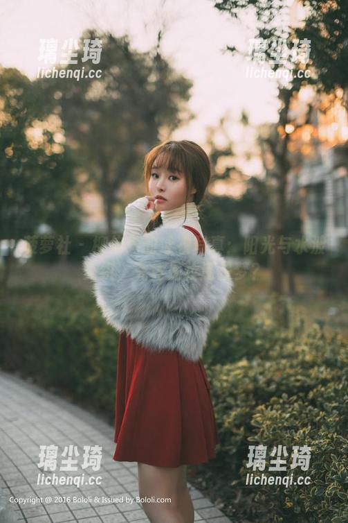 菠萝社-柳侑绮 菠萝社 - 柳侑绮的泳衣写真:阳光与水波交织,究竟是妆还是梦?