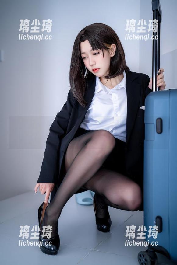 蓝小沂KiKi 蓝小沂KiKi最新校园图集:这一秒的优雅似乎比四年的学习更让我留恋。