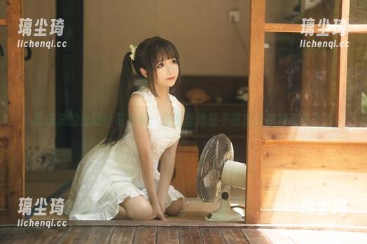 蠢沫沫 蠢沫沫的白婚纱写真集:原图里她是不是忘了把鞋带系上?