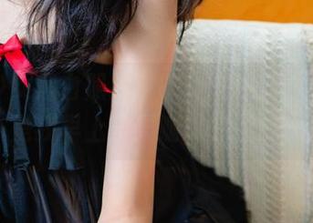 西瓜少女黑白照片：哦，这种对比，不就是我早上没喝咖啡的状态？