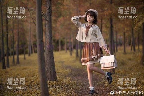 这是什么情况？迷失人形QUQ和她的网袜写真图集在对视