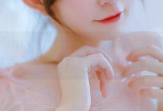 阮邑Fairy的泳装写真，真让人不自觉想多看一眼，这背影…分享个啥呢？