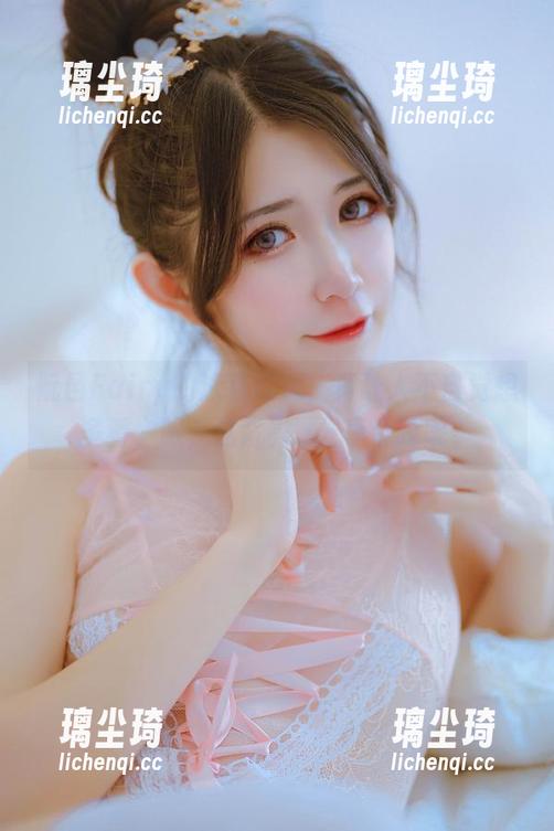 阮邑Fairy 阮邑Fairy的泳装写真,真让人不自觉想多看一眼,这背影...分享个啥呢?